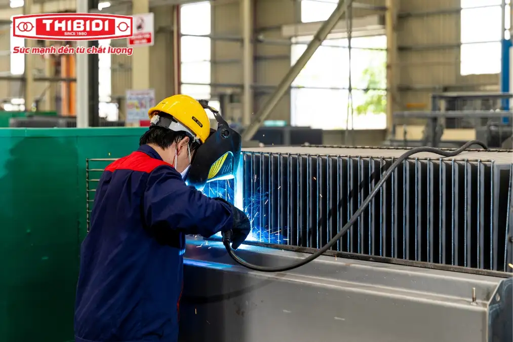 Một ngày làm việc tại nhà máy - xưởng vỏ