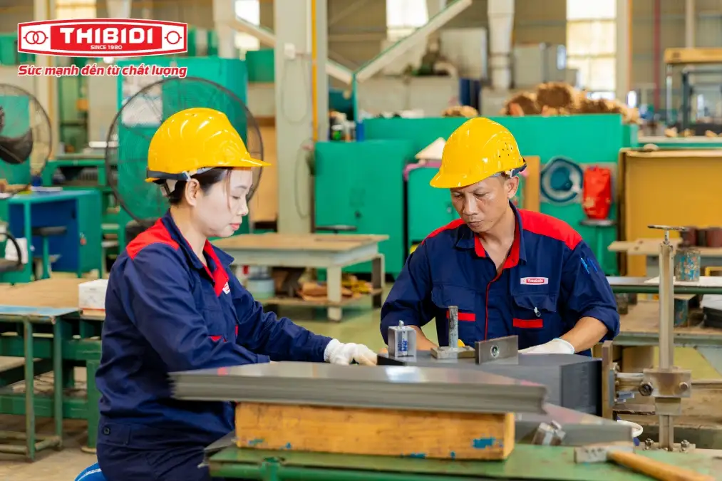 Một ngày làm việc tại nhà máy - lắp lõi tôn silic