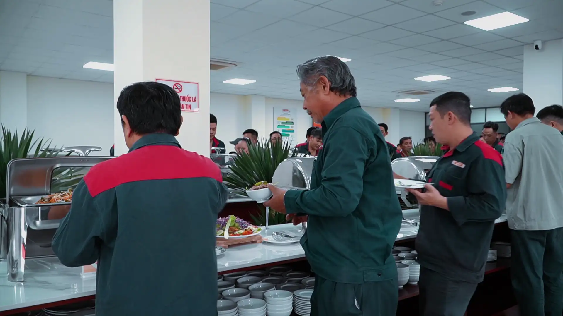 Với không gian sạch sẽ, tiện nghi chuẩn nhà hàng cùng thực đơn buffet phong phú, nhà ăn Thibidi mang đến những trải nghiệm ẩm thực chất lượng, chăm sóc tốt nhất cho sức khỏe và đời sống của toàn thể cán bộ, nhân viên