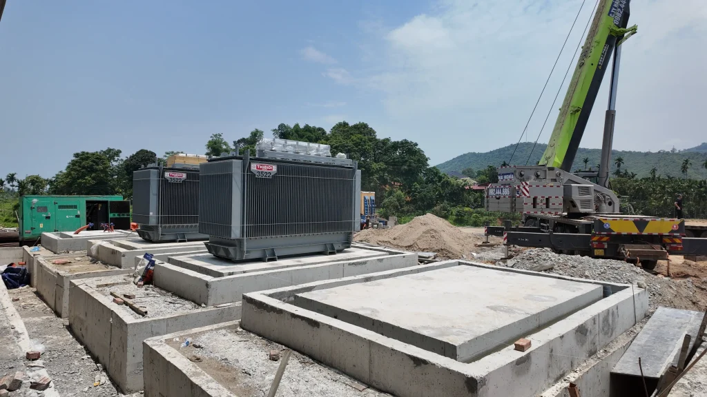 Một trạm biến áp đang thi công sử dụng máy biến áp THIBIDI